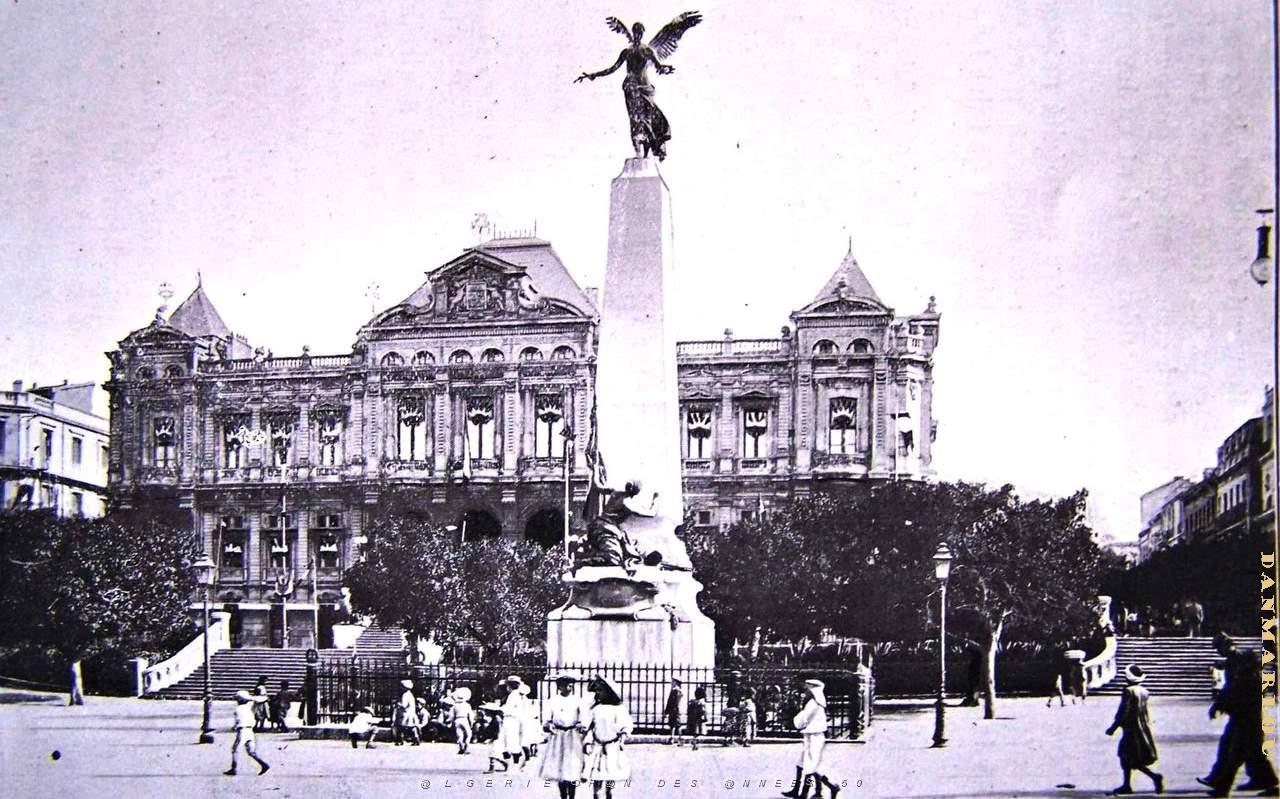 PA i- 47- Place d'armes animee.JPG